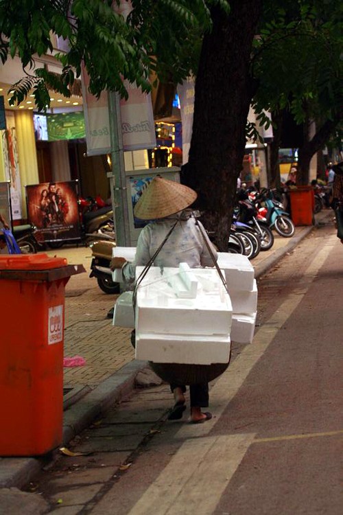 Những mơ ước thật giản đơn: một tấm áo hay đôi giầy mới cho các con ở nhà, một công việc ổn định hay chỉ là "mua may bán đắt" là những điều nhỏ nhoi nhưng không hề dễ chút nào...